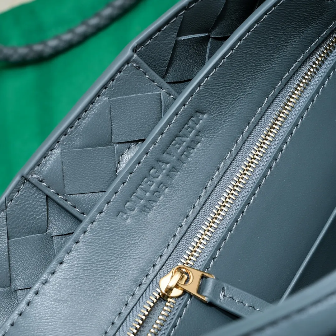 Batch 1860 B's 2023 spring and summer new model continues the brand's woven style with detailed metal knot switch buckles. This time, the shoulder straps are also made into tube weaves, showing different craftsmanship. The carrying method is versatile to create more different looks. Intrecciato woven leather small handbag, equipped with sliding crossbody strap. Internal compartments, including 1 zipper pocket and 2 open pockets with magnetic buckle closure. Size: 25*20*10cm, model: 7463#